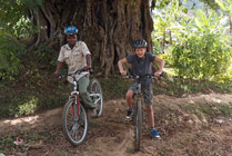 Mountain biken op de flanken van Mount Meru