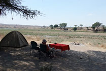 Ruaha NP,  Chris voor de tent bij de rivier bedding